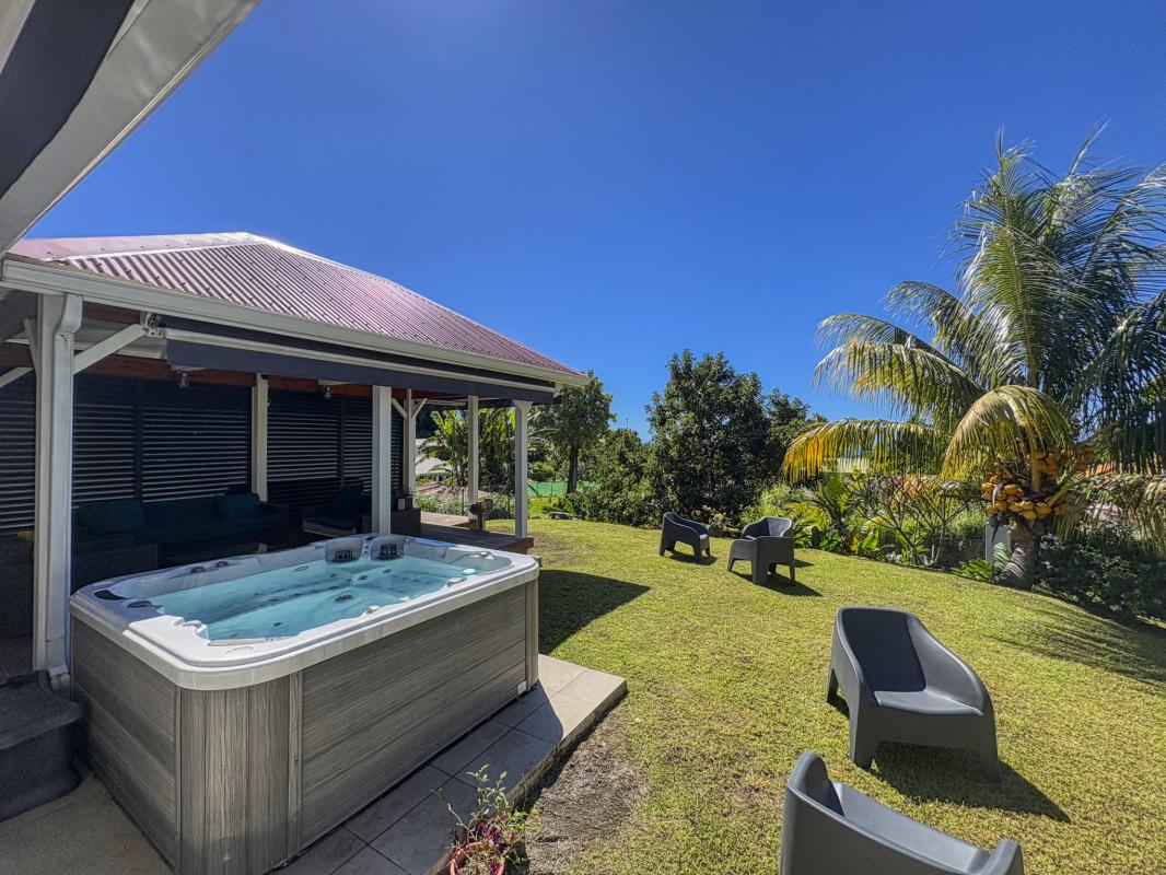 10.Location villa jacuzzi Saint Claude Guadeloupe_Terrasse Jacuzzi Jardin